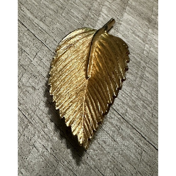Vintage Gold Tone Elm Leaf Autumn Fall Leaves Brooch Pin 2.5" x 1.25" - Picture 1 of 6